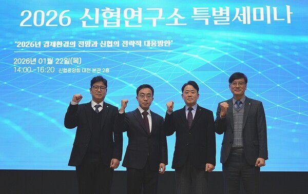 22일(목) 개최된 특별세미나에 참석한 관계자들이 사진을 찍고 있다.