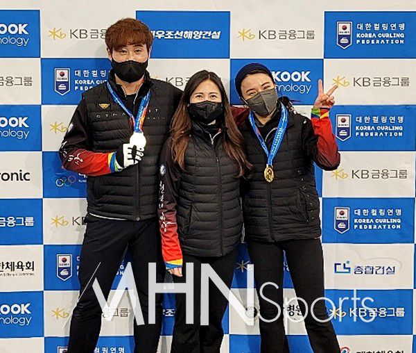 전국동계체육대회 전북대표 엄민지·남윤호가 컬링 믹스더블에서 우승을 차지하고 정다겸 감독(가운데)와 기쁨을 나누고 있다. [사진=대한컬링연맹 제공]