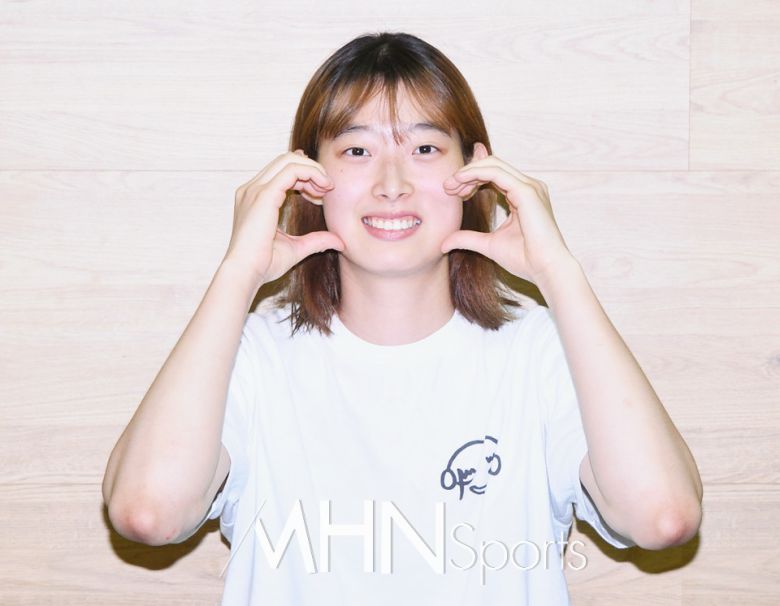 IBK기업은행 최정민이 인터뷰에 앞서 포즈를 취하고 있다ⓒMHN스포츠 이지숙 기자