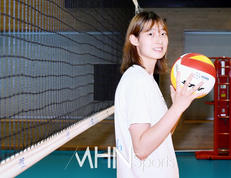 IBK기업은행 최정민이 인터뷰에 앞서 포즈를 취하고 있다ⓒMHN스포츠 이지숙 기자