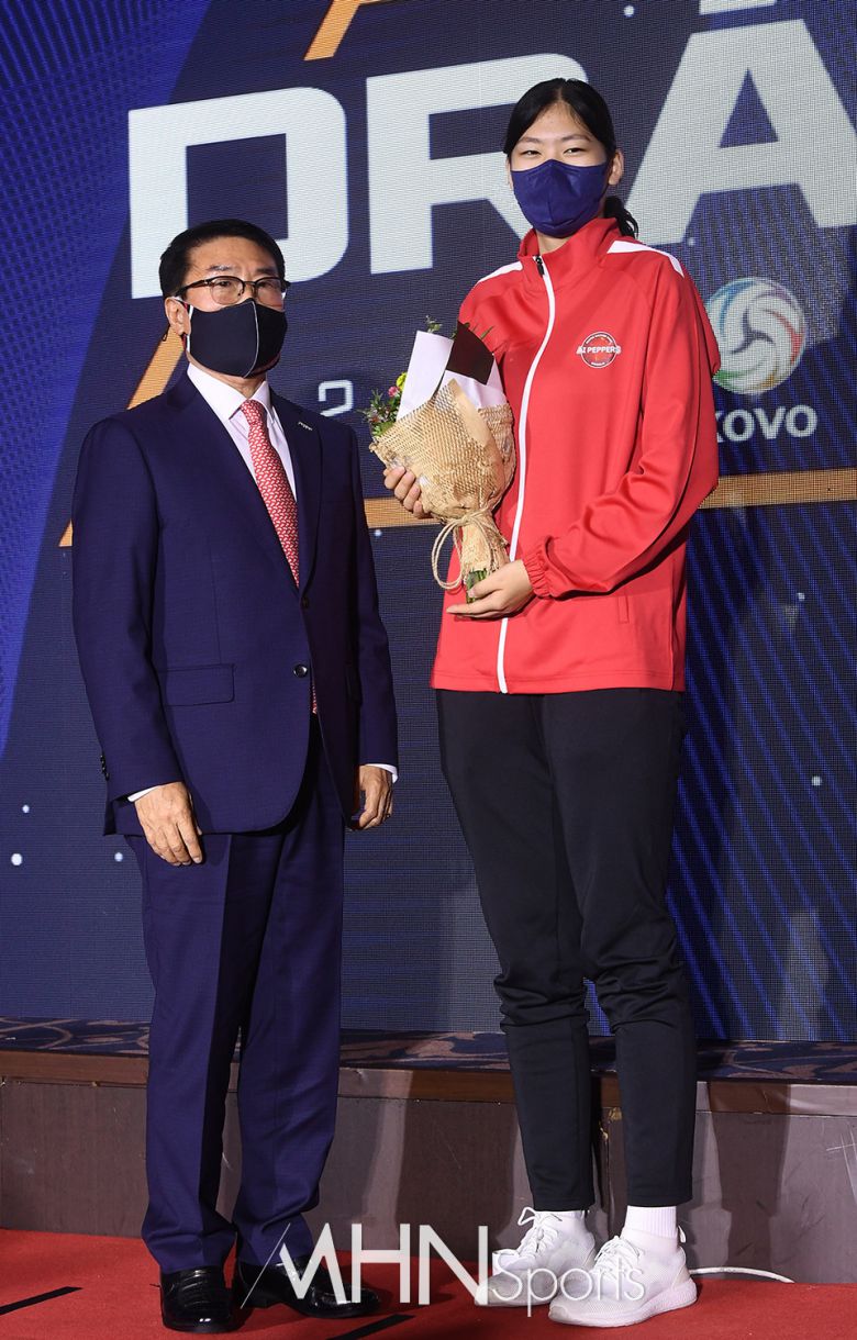 페퍼저축은행 김형실 감독(좌)-어르헝ⓒMHN스포츠 이지숙 기자