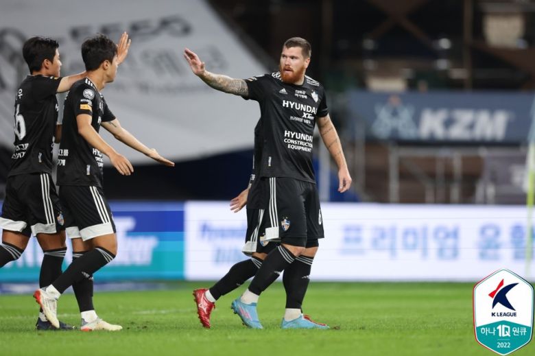 프로축구 K리그1 선두 울산이 아담의 결승골에 힘입어 수원을 꺾고 2위 전북과 승점차를 10으로 늘렸다. [한국프로축구연맹 제공]