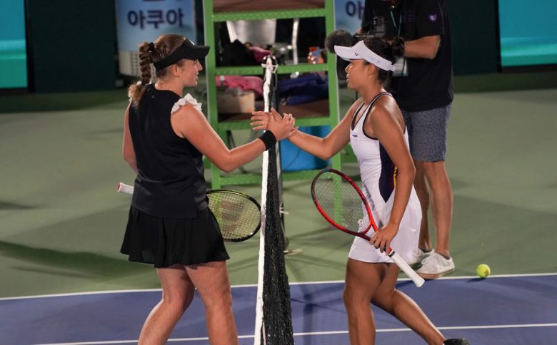 정보영이 경기 종료 후 오스타펜코(왼쪽)와 악수하고 있다. [하나은행 코리아오픈 대회 조직위원회 제공]