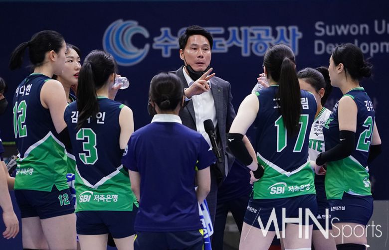 작전지시중인 현대건설 강성형 감독(가운데)ⓒMHN스포츠 이지숙 기자