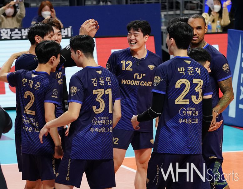 득점 후 기뻐하는 우리카드ⓒMHN스포츠 이지숙 기자