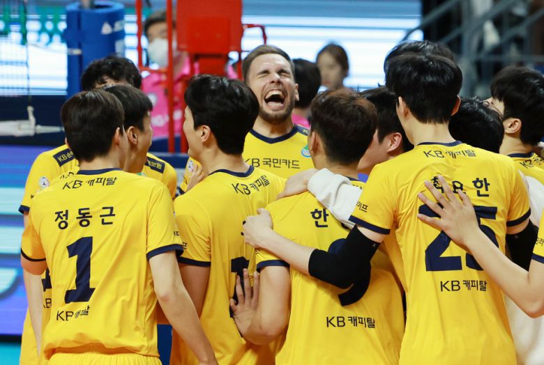 31일 오후 서울 장충체육관에서 열린 2022~2023 V리그 배구 남자부 KB손해보험과 우리카드의 경기가 KB손해보험의 세트 스코어 3-2 승리로 끝났다. 경기를 마친 뒤 KB손해보험 비예나를 비롯한 선수들이 기뻐하고 있다. (서울=연합뉴스)