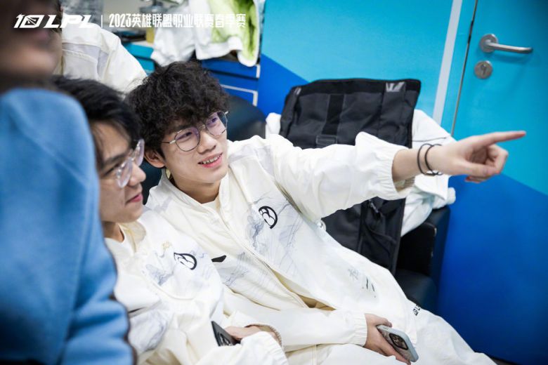 사진=인빅터스 게이밍(iG) 공식 웨이보, 득표율을 확인하는 탑 대통령 후보, YSKM