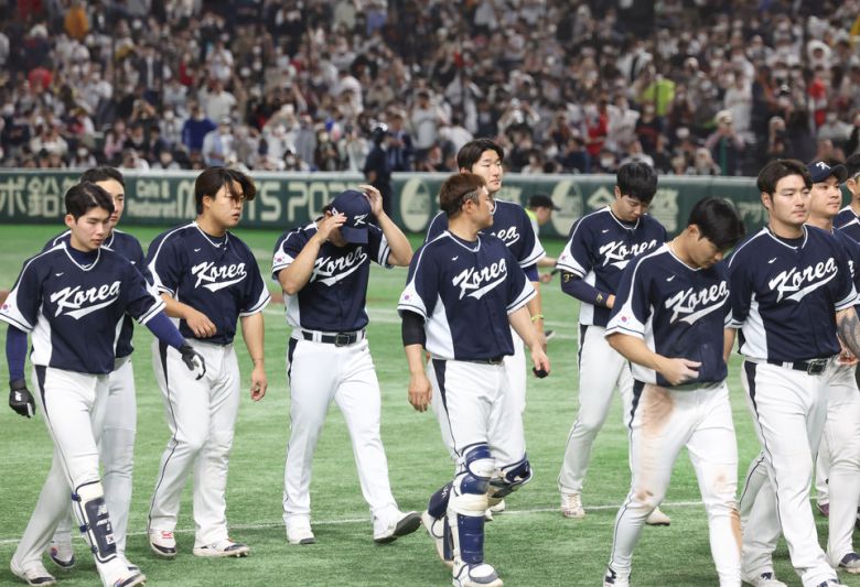 10일 열린 WBC 조별예선 B조 2차전 일본과의 맞대결에서 4-13 대패를 당한 뒤 고개를 떨군 한국 야구대표팀 선수들 사진=연합뉴스