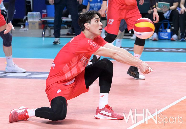 한국전력 임성진이 리시브를 시도하고 있다ⓒMHN스포츠 이지숙 기자
