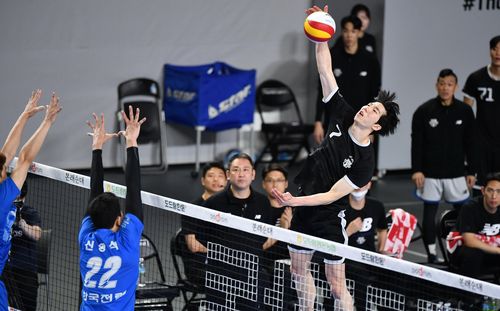 현대캐피탈 현재의 에이스 허수봉이 힘찬 공격을 하고 있다. [한국배구연맹 KOVO 제공]