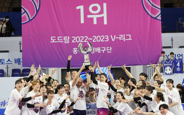 여자배구 흥국생명 선수들이 지난 15일 경기도 화성종합경기타운 실내체육관에서 열린 IBK기업은행과의 경기에서 승리하고 정규리그 1위를 확정하고 우승 트로피와 함께 기념촬영을 하고 있다. (화성=연합뉴스)