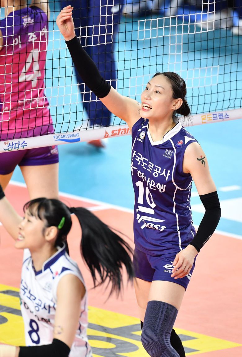 한국도로공사 배유나는 세트당 1개 이상의 블로킹 득점으로 흥국생명의 공격을 저지한다. [한국배구연맹 KOVO 제공]