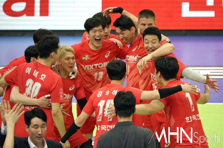 플레이오프 2차전 승리 후 기뻐하는 한국전력ⓒMHN스포츠 박태성 기자