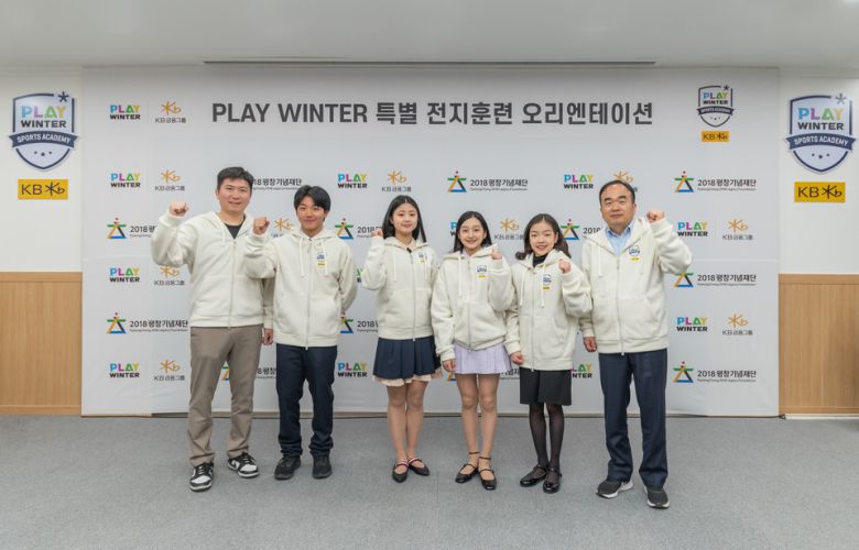 ‘플레이윈터 특별전지훈련’에 참가한 유승민 이사장, 스노보드 김건희, 피겨 윤아선, 신지아, 권민솔, 최영훈 총괄부장(왼쪽부터)이 기념촬영을 하고 있다. (올댓스포츠 제공)