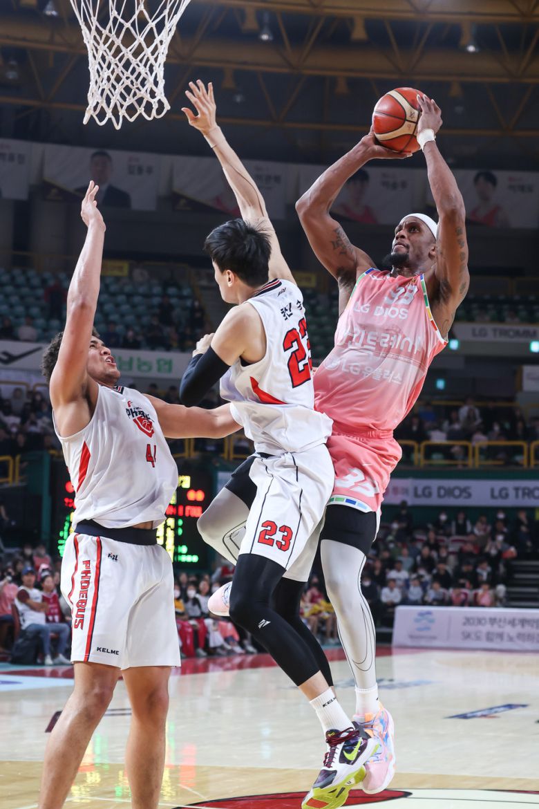 LG 커닝햄은 30점을 몰아치며 승리에 앞장섰다. [KBL 제공]