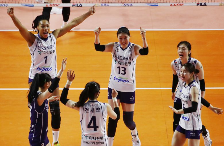 한국도로공사 선수들이 득점에 성공한 뒤 기뻐하고 있다. (인천=연합뉴스)
