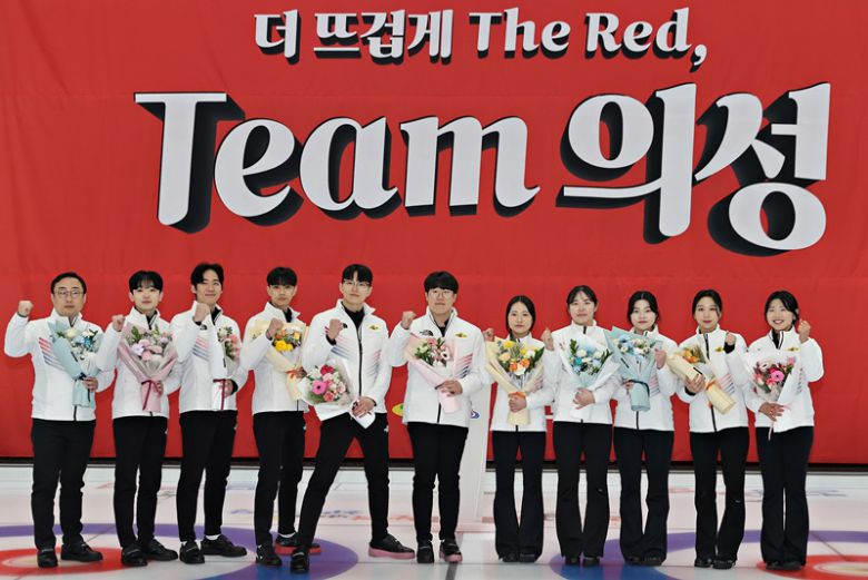 지난 3월 14일 의성컬링센터에서 열린 의성군청 컬링팀이 창단식에서 선수 11명이 파이팅을 외치고 있다. (사진=의성군 제공)