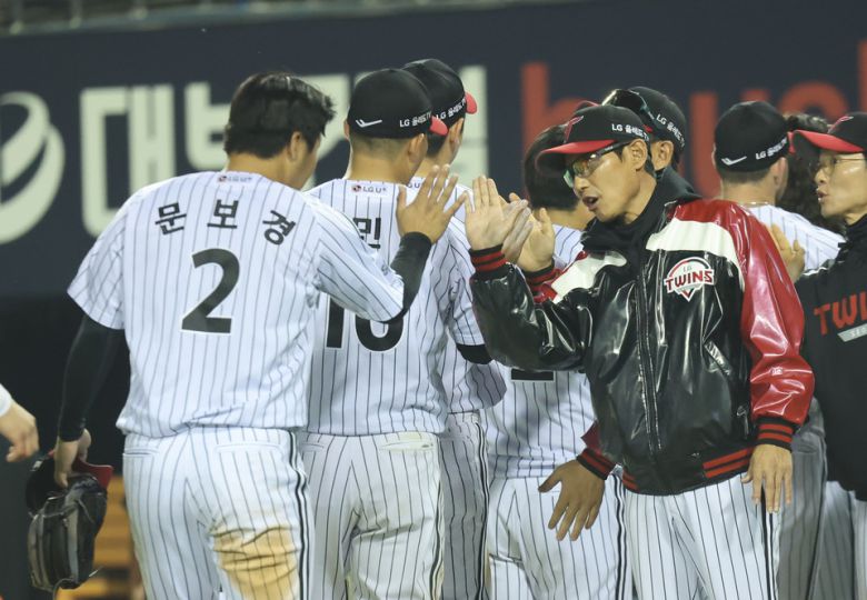 프로야구 NC 다이노스와 LG 트윈스의 경기에서 7-5로 승리한 LG 염경엽 감독과 문보경이 하이파이브하고 있다. (서울=연합뉴스)