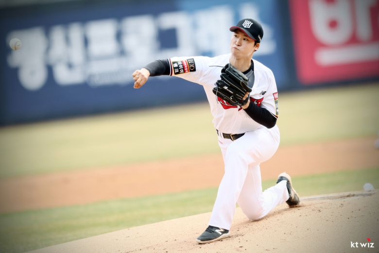 kt wiz 투수 엄상백은 5이닝을 2피안타 무실점으로 역투해 시즌 첫 등판에서 승리를 안았다. [kt wiz 제공]