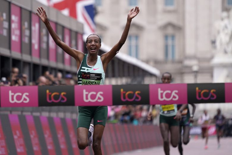 '신인류' 시판 하산이 23일 영국 런던에서 열린 2023 런던마라톤에서 여자 선수 중 가장 먼저 결승선을 통과하고 있다. (런던 AP=연합뉴스)
