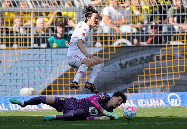 독일 프로축구 마인츠 이재성이 문전에서 볼을 다투고 있다. [EPA=연합뉴스]