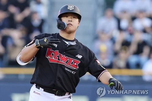 kt는 강백호가 3회초 2사 2, 3루에서 대타로 나서 좌중간 2타점 2루타로 4-1로 달아났다. [연합뉴스]
