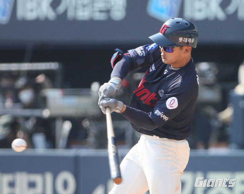 롯데 안권수는 7회초 2타점 적시타로 3-0 리드를 이끌었다. [롯데 자이언츠 제공]