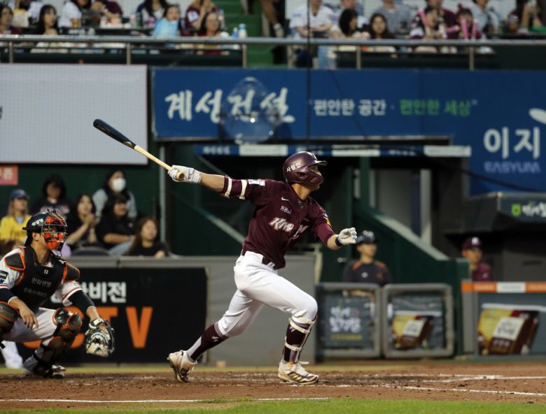 키움 이정후는 한화 선발 장민재의 포크볼을 걷어 올려 우측 펜스를 훌쩍 넘어가는 그랜드슬램을 기록했다. [연합뉴스]