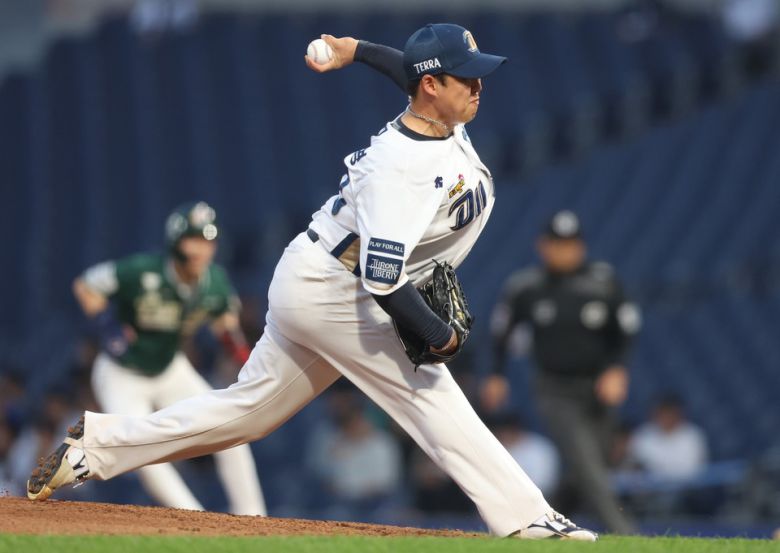 NC 좌완 최성영은 6이닝 동안 2점만 주는 기막힌 호투를 펼쳐 승리를 견인했다. [연합뉴스]