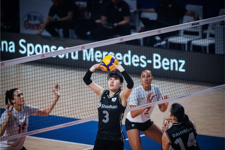 한국 대표팀 염혜선이 토스를 시도하고 있다, FIVB
