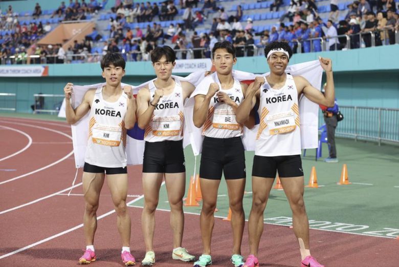 아시아주니어선수권 남자 400ｍ 계주 은메달을 합작한 한국 대표팀. 왼쪽부터 김정윤, 김동진, 배건율, 나마디 조엘진. [대한육상연맹 제공]