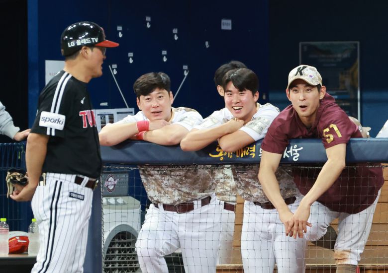 키움 이정후가 아버지 LG 이종범 주루 코치와 대화하고 있다. (서울=연합뉴스)