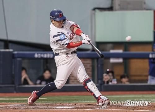 롯데 유강남은 연장 11회 경기를 마무리하는 끝내기 안타를 날렸다. [롯데 자이언츠 제공]