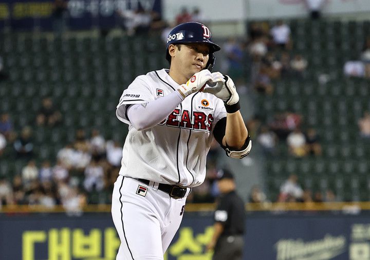 두산 양석환이  2회 말 무사 때 솔로 홈런을 친 후 그라운드를 돌고 있다. (서울=연합뉴스)