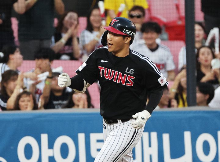 LG 문보경은 4타수 3안타 1볼넷 2득점 1도루로 맹타를 휘둘렀다. [연합뉴스]