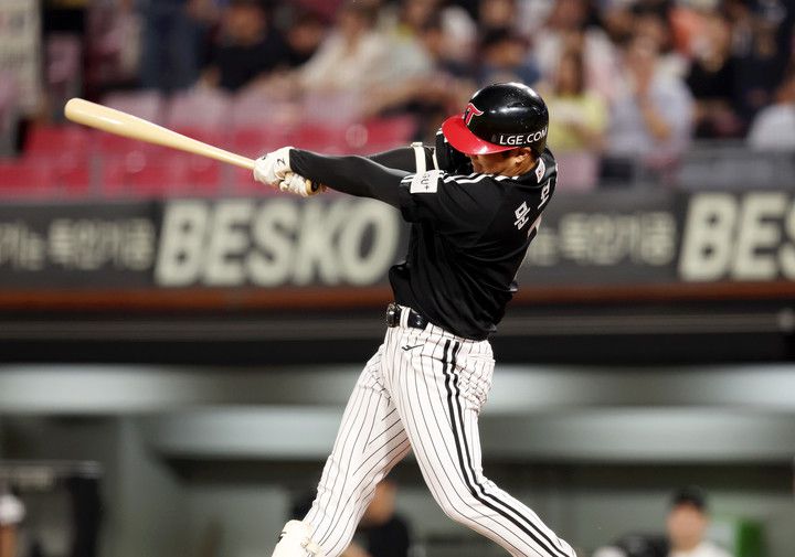 연타석 홈런을 날린 LG 문보경이 4회초 2사 1, 3루에서 3점 홈런을 때리고 있다. (광주=연합뉴스)