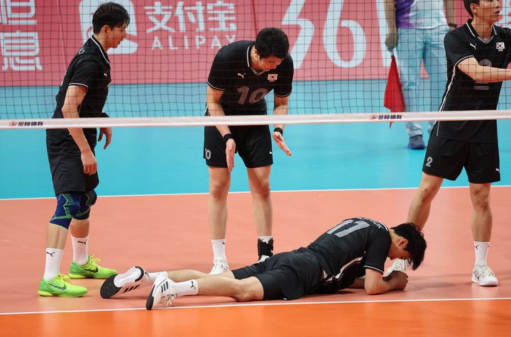 한국 남자배구 대표팀 임동혁이 실점 후 쓰러져 아쉬워하고 있다, 연합뉴스