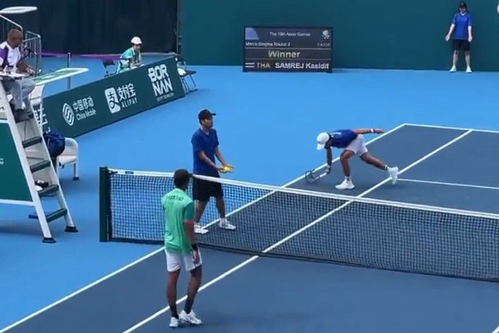 2022 항저우 아시안게임 남자 테니스 단식 2회전에서 패한 권순우가 라켓을 부수고있다, X (구 트위터)