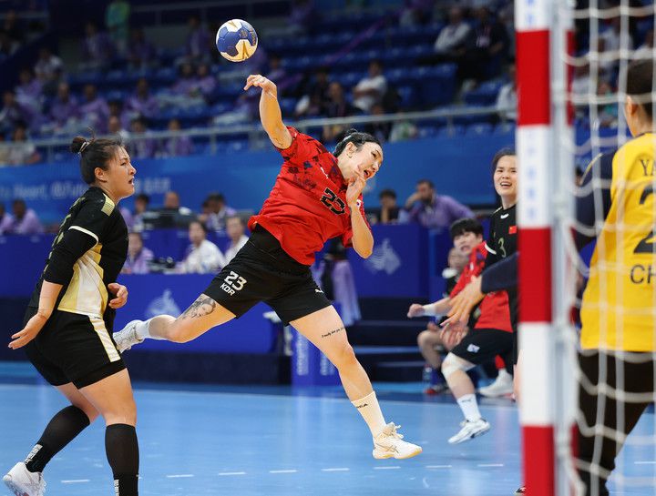 한국 여자 핸드볼 대표팀 이미경이 슛을 시도한다, 연합뉴스