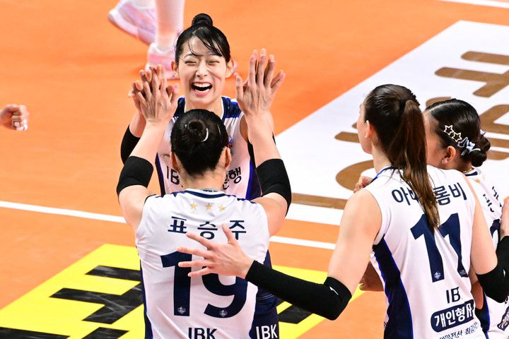 IBK기업은행 최정민이 표승주와 하이파이브한다, KOVO