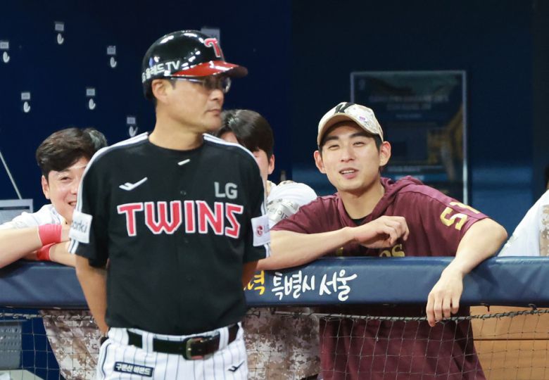 키움 \'간판 타자\' 이정후는 4타수 4안타를 쳐 시즌 처음으로 타율 3할을 넘겼다. 사진은 지난 8일 LG 트윈스와 키움 히어로즈의 경기에서 키움 이정후가 아버지 LG 이종범 주루 코치와 대화하고 있다. (서울=연합뉴스)