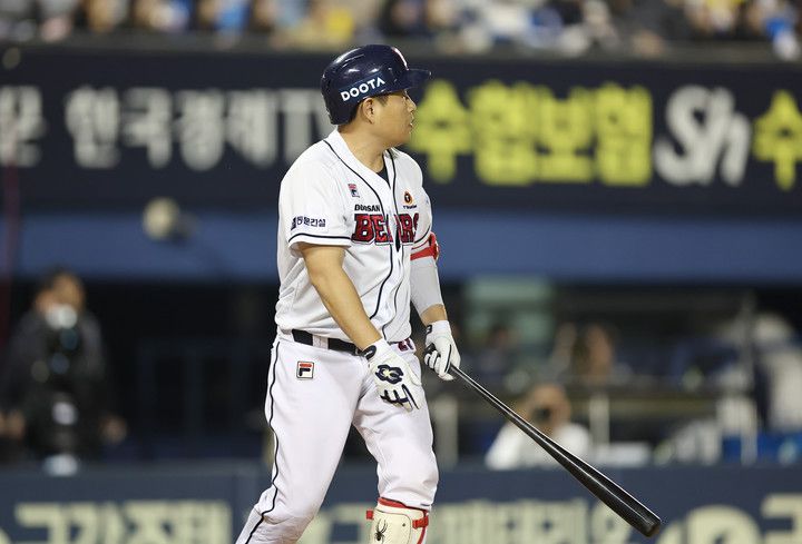 두산 양의지가 3회 말 무사 1,2루 때 3점 홈런을 친 후 타구를 바라보고 있다. (서울=연합뉴스)