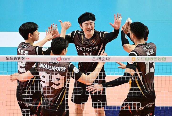 득점 후 기뻐하는 OK금융그룹