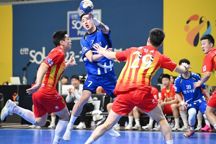 신한 SOL페이 23-24 핸드볼 H리그 남자부 5라운드 상무피닉스와의 경기에서 인천도시공사 정수영이 수비를 따돌리고 패스하고 있다, 사진 제공=한국핸드볼연맹