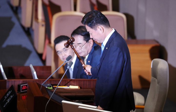 김진표 국회의장이 '이태원 참사 진상규명 특별법' 등을 처리하는 본회의를 개의하고 있다, 연합뉴스