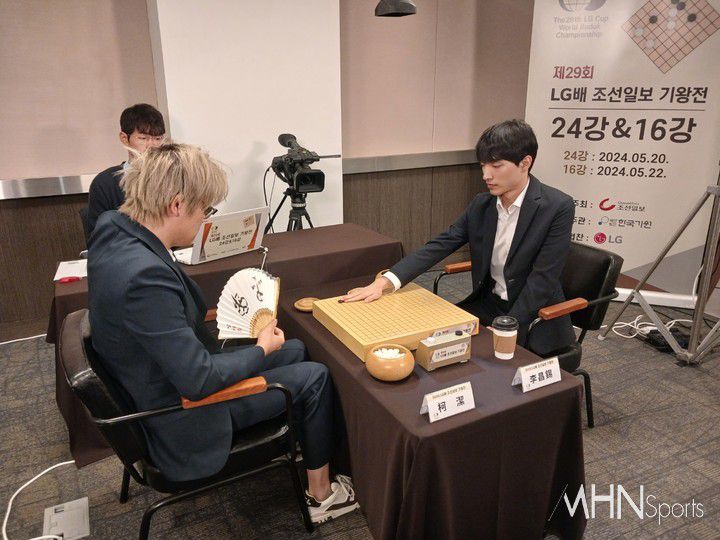 이창석 9단이 커제 9단을 상대로 첫 수를 두고 있다ⓒMHN스포츠 엄민용 선임기자