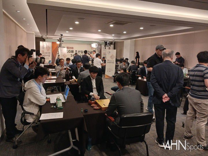 취재진이 북적거리는 대국장 전경ⓒMHN스포츠 엄민용 선임기자