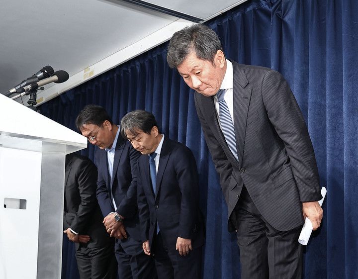 정몽규 대한축구협회장이 기자회견에서 허리를 숙이고 있다