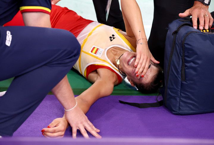 스페인 캐롤리나 마린이 부상 후 괴로워한다