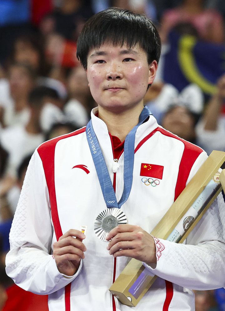 준우승 후 시상대에 올라선 허빙자오가 카롤리나 마린을 기리는 의미로 스페인 배지를 들었다